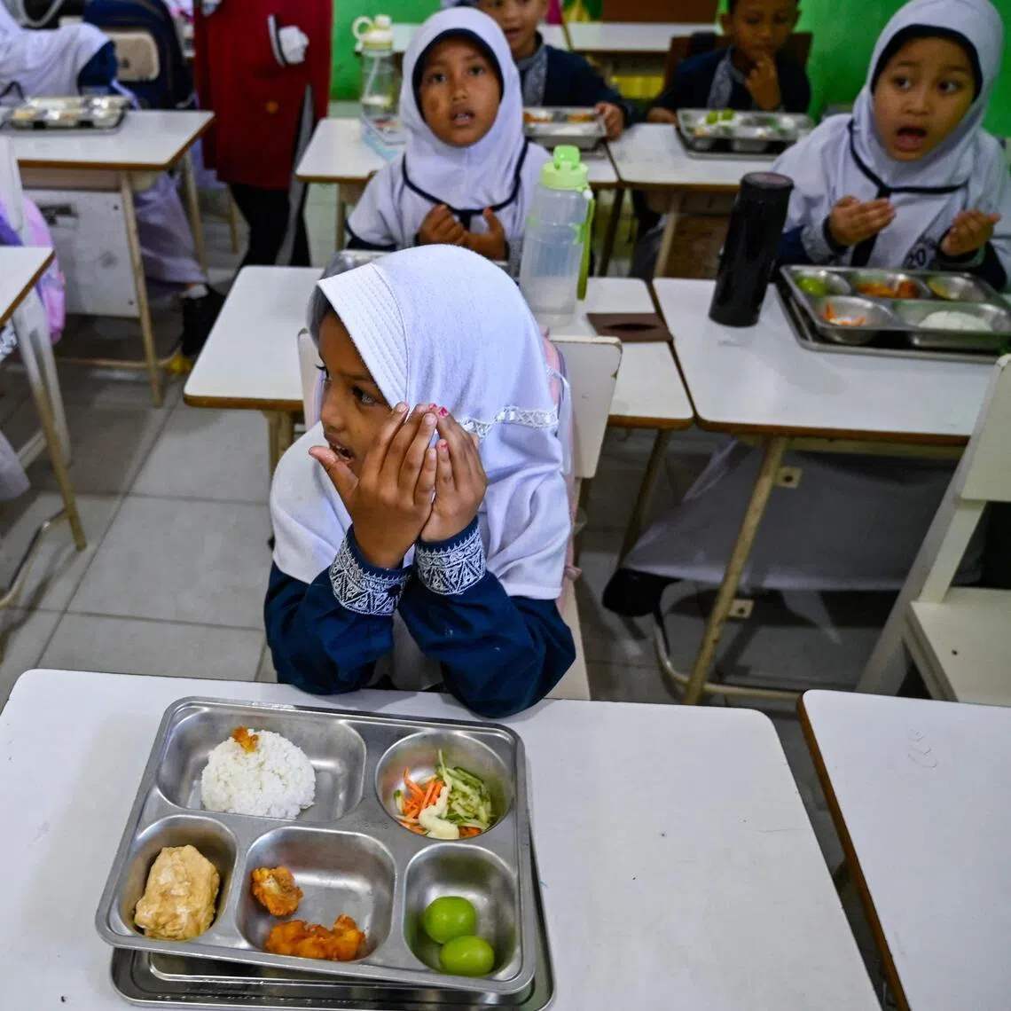 Critics have called for Indonesia's free school meals programme to be suspended over hygiene concerns and accusations of corruption.