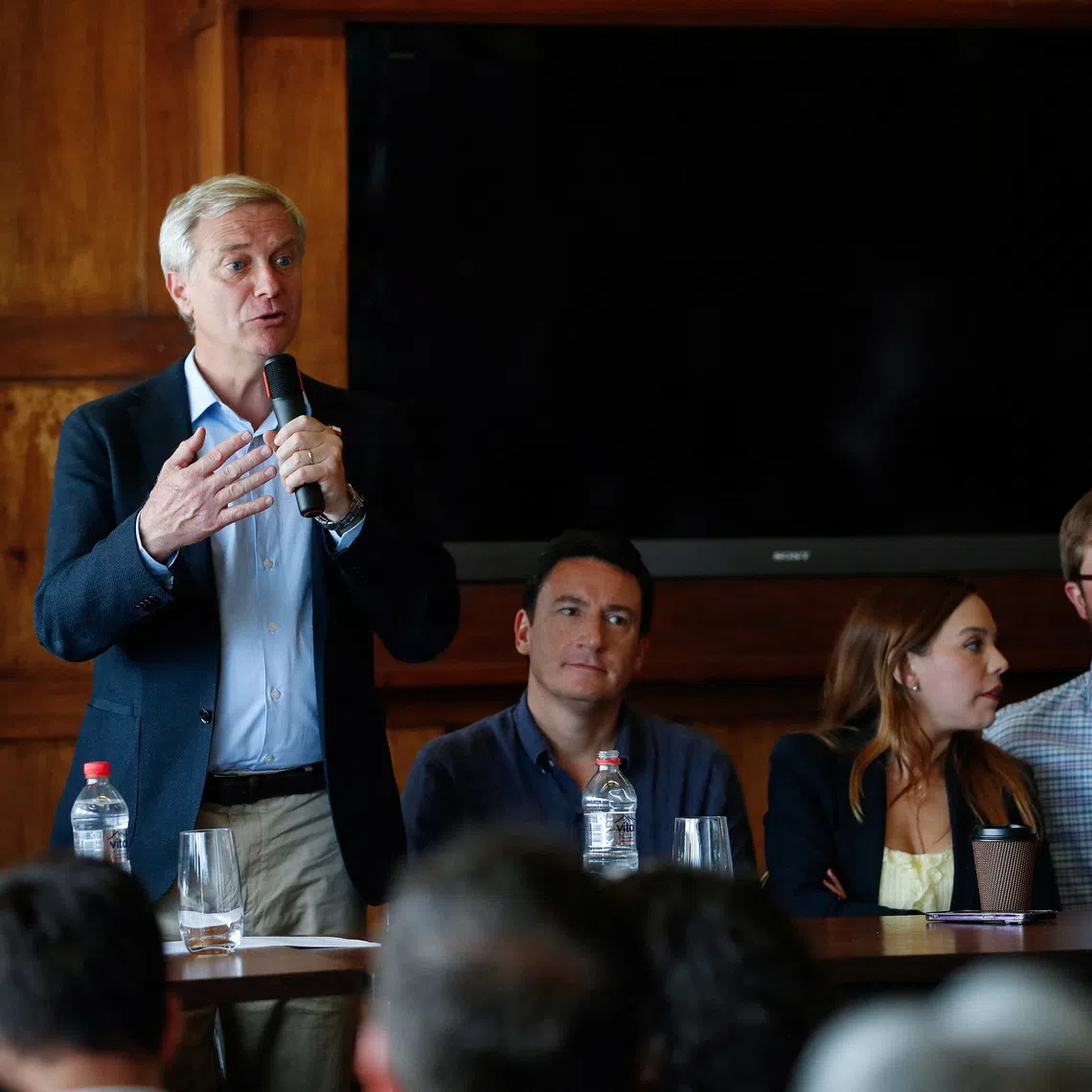 Jose Antonio Kast, Chilean presidential candidate of the far-right Republican Party, takes part in a meeting with his supporters in Vina del Mar, Chile November 22, 2025. REUTERS/Rodrigo Garrido