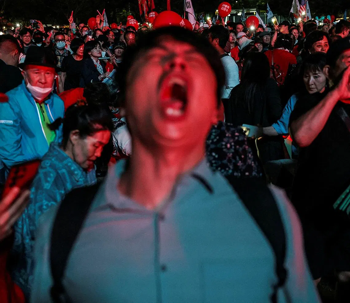 Supporters of Kim Moon-soo, the presidential candidate for South Korea's conservative People Power Party, cheer during the final campaign rally before election in Seoul, South Korea, June 2, 2025. REUTERS/Go Nakamura TPX IMAGES OF THE DAY