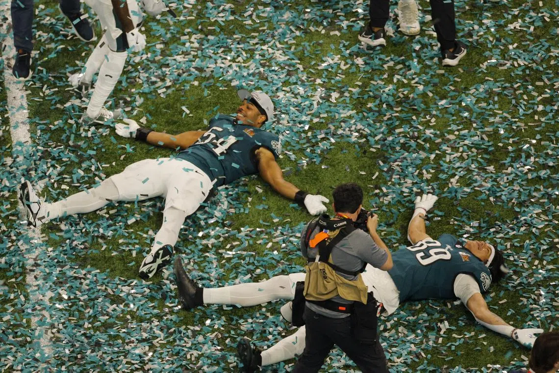 Football - NFL - Super Bowl LIX - Philadelphia Eagles v Kansas City Chiefs - Caesars Superdome, New Orleans, Louisiana, United States - February 9, 2025
Philadelphia Eagles' Jeremiah Trotter Jr. and Johnny Wilson make confetti angels as they celebrate after winning Super Bowl LIX REUTERS/Brian Snyder