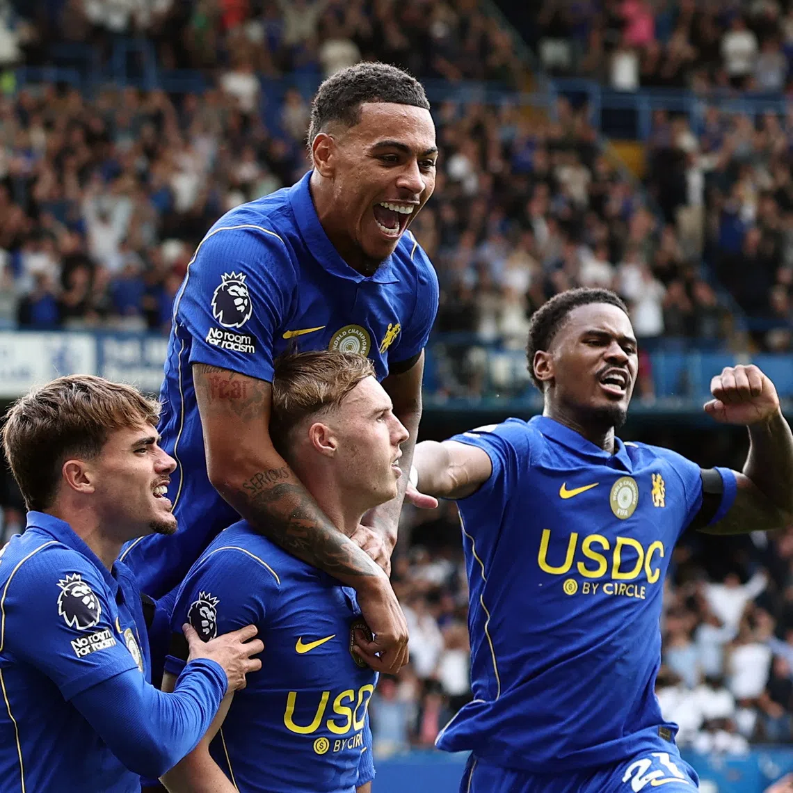 Soccer Football - Premier League - Chelsea v Brighton & Hove Albion - Stamford Bridge, London, Britain - August 30, 2026 Chelsea's Cole Palmer celebrates scoring their fourth goal with Morgan Rogers, Jorrel Hato and Pep Chavarria REUTERS/David Klein