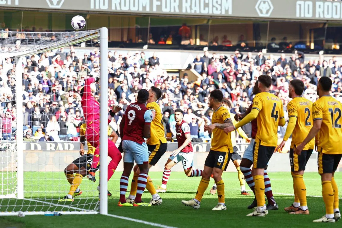 Soccer Football - Premier League - Wolverhampton Wanderers v West Ham United - Molineux Stadium, Wolverhampton, Britain - April 6, 2024 West Ham United's James Ward-Prowse scores their second goal direct from a corner REUTERS/Molly Darlington