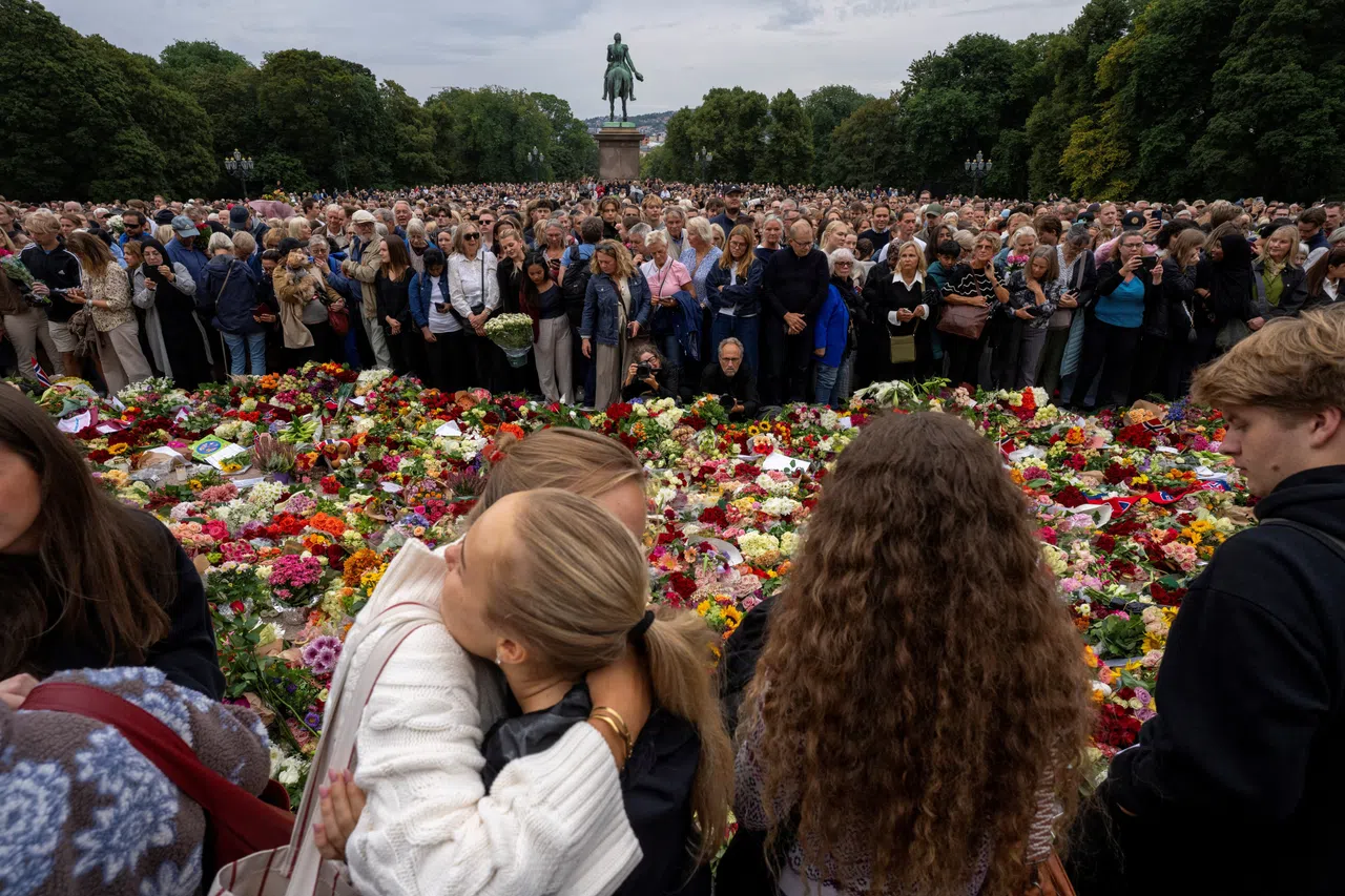 Mourners gathered to pay their respects to the late King Harald on Aug 29, outside the Royal Palace in Oslo, Norway.