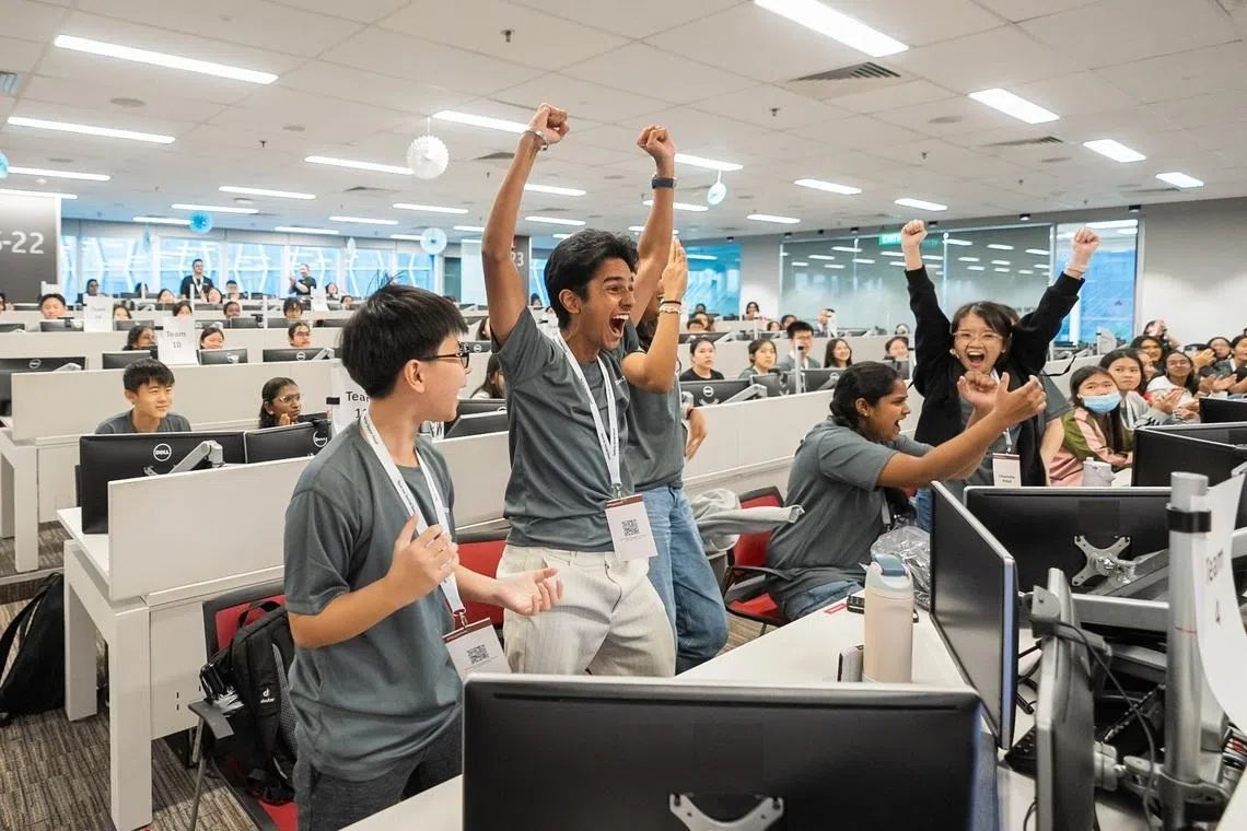 Les étudiants ont sauté de joie lorsque leur idée d'utiliser des sentiers de réalité virtuelle pour préserver le patrimoine de Singapour a été annoncée comme l'un des trois gagnants.