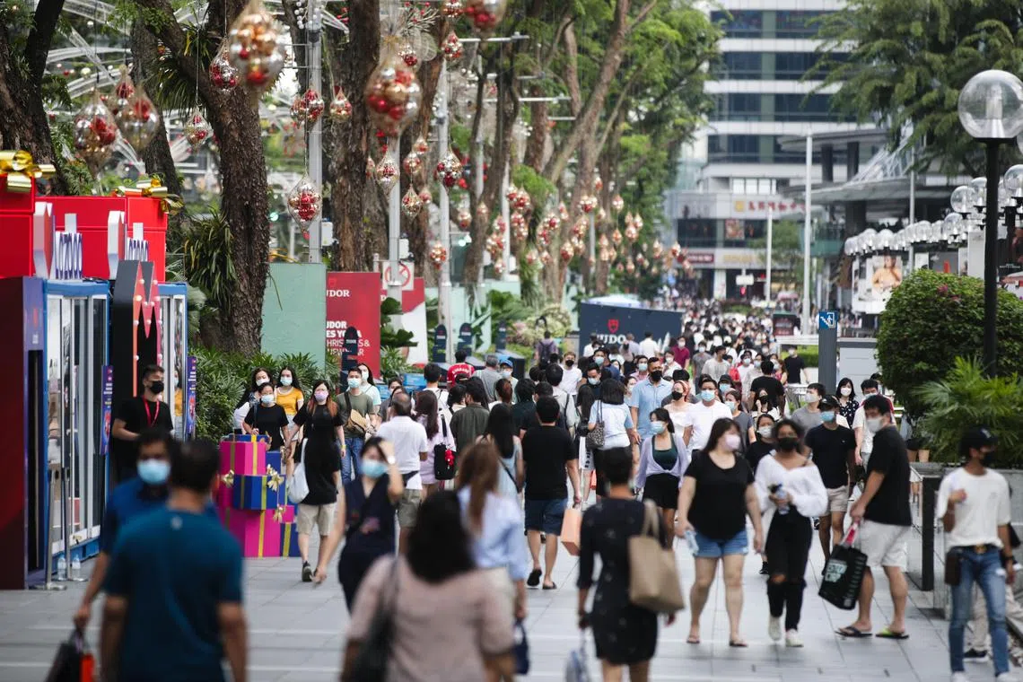 CMG20211218-ChuaKT02 蔡家增 乌节圣诞周末人潮，公众排长龙进入ION [Orchard Road] Shopping crowd at the walkway outside Takashimaya Shopping Centre and Wisma Atria