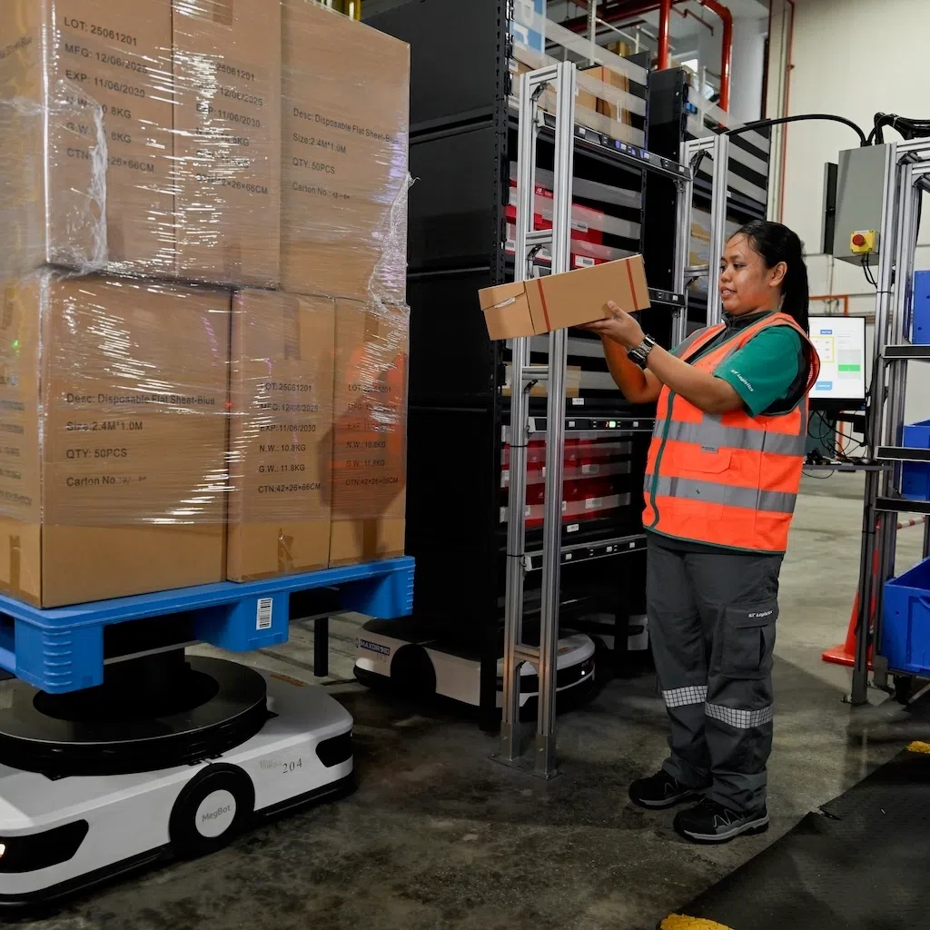 With support from her employer ST Logistics, Marnihidahyuni Tohani reskilled herself and through on-the-job training, learned how to use autonomous robots in her work.
