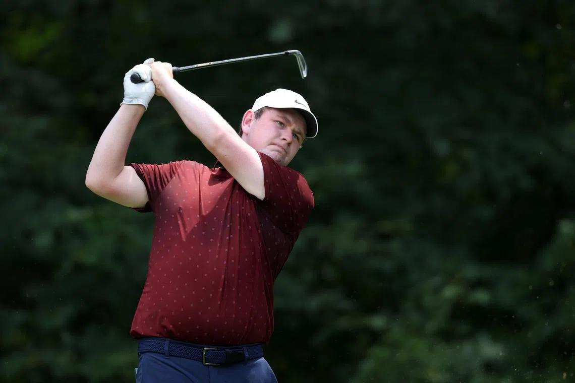 OWINGS MILLS, MARYLAND - AUGUST 14: Robert MacIntyre of Scotland plays his shot from the fifth tee during the first round of the BMW Championship 2025 at Caves Valley Golf Club on August 14, 2025 in Owings Mills, Maryland.   Kevin C. Cox/Getty Images/AFP (Photo by Kevin C. Cox / GETTY IMAGES NORTH AMERICA / Getty Images via AFP)
