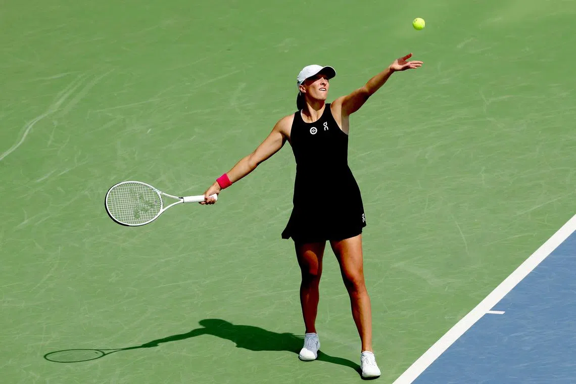 MASON, OHIO - AUGUST 17: Iga Swiatek of Poland serves to Qinwen Zheng of China during the Western & Southern Open at Lindner Family Tennis Center on August 17, 2023 in Mason, Ohio.   Matthew Stockman/Getty Images/AFP (Photo by MATTHEW STOCKMAN / GETTY IMAGES NORTH AMERICA / Getty Images via AFP)