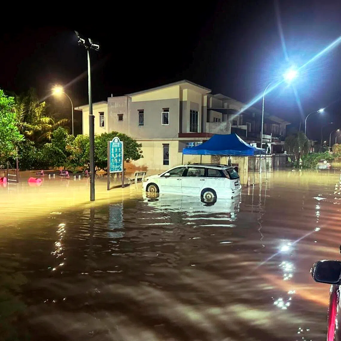 At least 32 homes in Banting, Selangor, were flooded after a bund collapsed during heavy rainfall in the wee hours of June 25.