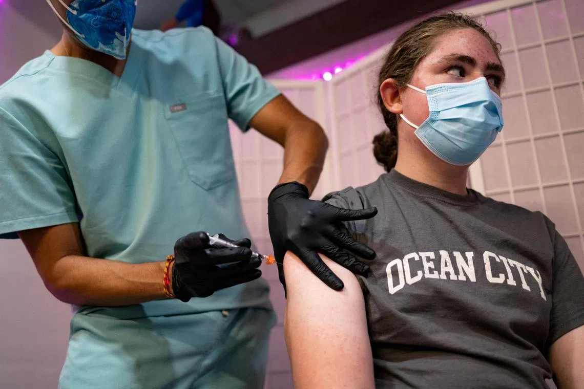 The agency is trying to simplify its Covid-19 vaccine policy and considers recommending Americans get an annual booster shot.