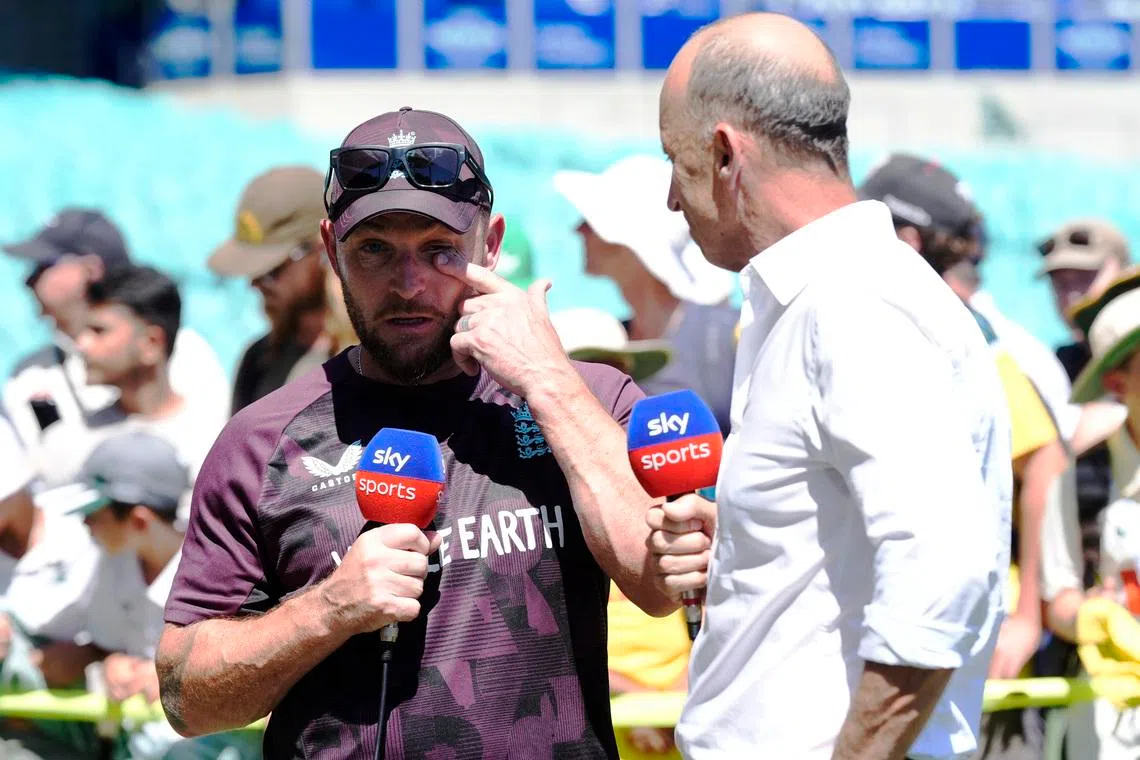 Cricket - The Ashes - Australia v England - Fifth Test - Sydney Cricket Ground, Sydney, Australia - January 8, 2026 England coach Brendon McCullum speaks with former England cricketer Nasser Hussain after the match REUTERS/Asanka Brendon Ratnayake