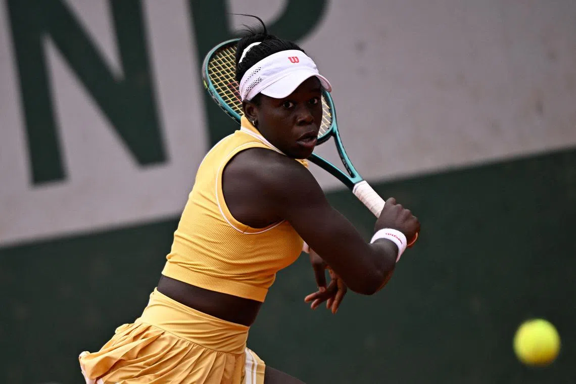 Canada's Victoria Mboko plays a backhand return to Germany's Eva Lys during their women's singles match on day 4 of the French Open tennis tournament at the Roland-Garros Complex in Paris on May 28, 2025. (Photo by JULIEN DE ROSA / AFP)