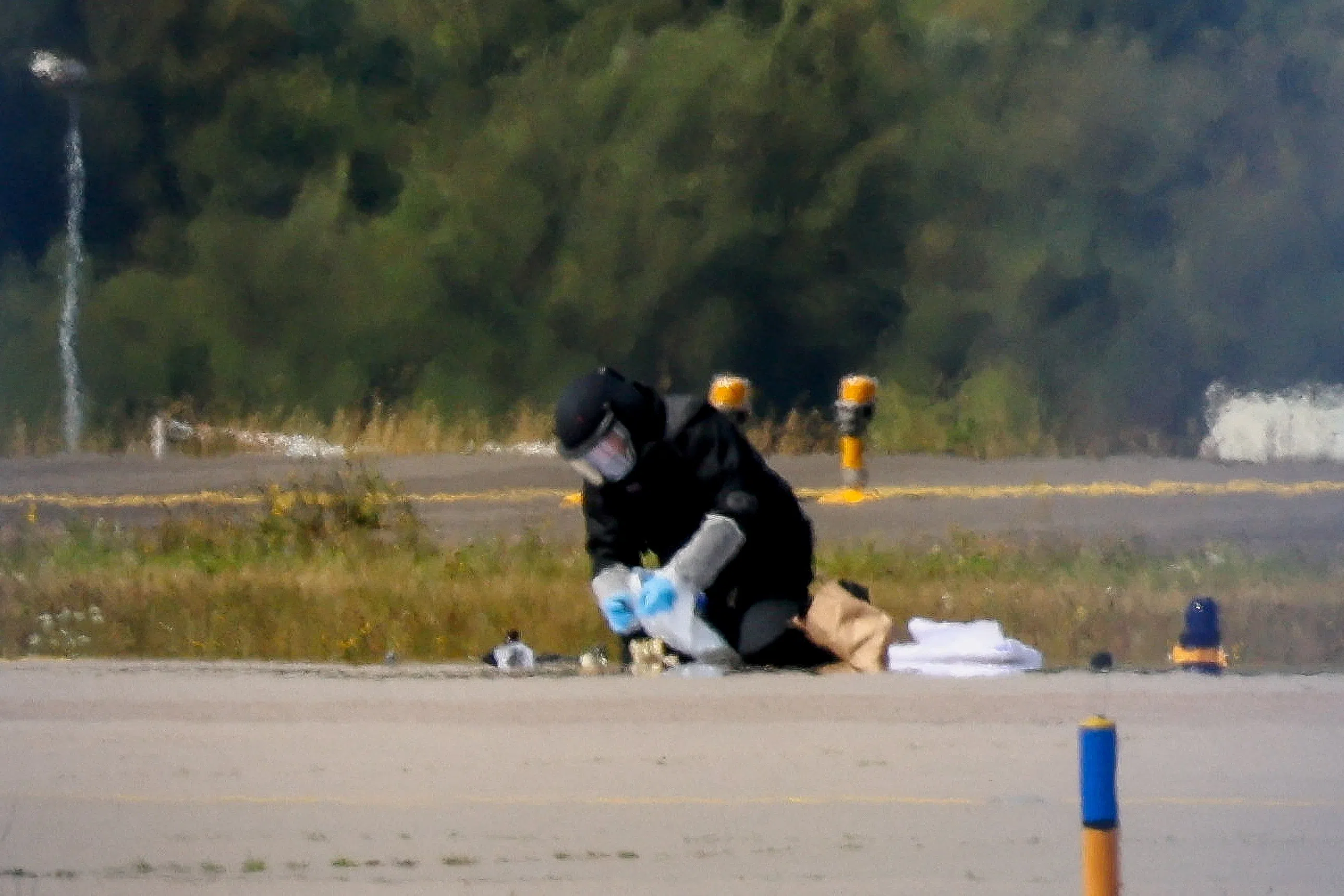 FILE PHOTO: A police officer in protective clothing works at Leipzig/Halle Airport in Schkeuditz, Germany, August 5, 2026. REUTERS/Axel Schmidt/File Photo