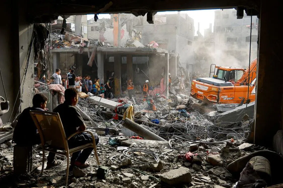 Palestinians search for casualties at the site of Israeli strikes on houses, in Khan Younis, in the southern Gaza Strip, October 25, 2023. REUTERS/Ibraheem Abu Mustafa