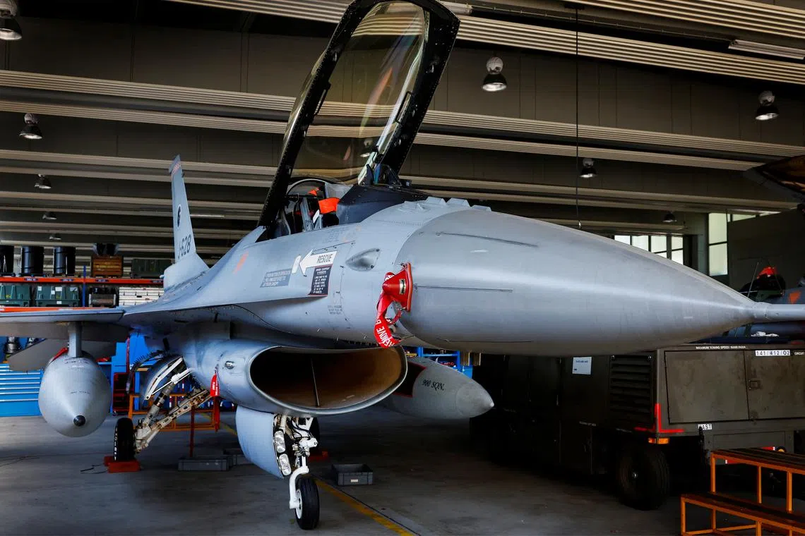 FILE PHOTO: An F-16 fighter jet is seen at a maintenance hangar in Volkel, Netherlands June 9, 2023. REUTERS/Piroschka van de Wouw/File photo