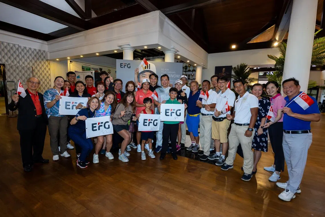 Singaporean golfer Shannon Tan (in pink, middle) has signed a multi-year contract with global private bank EFG.