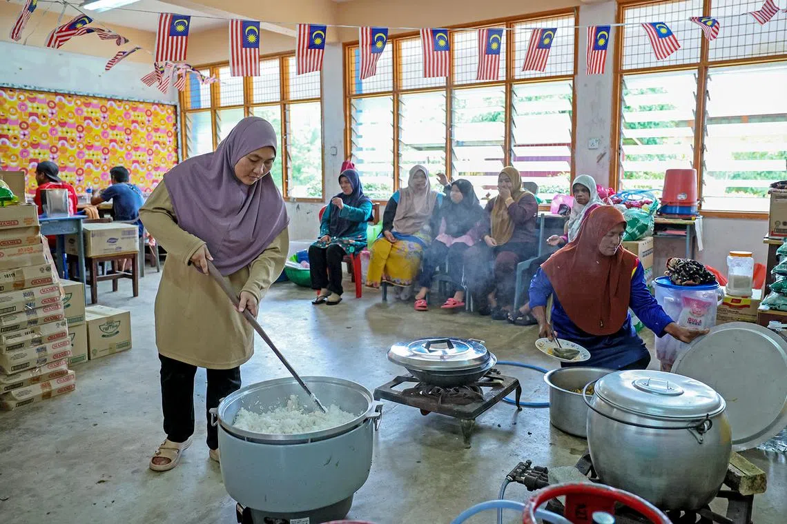 KUALA BERANG, 28 Dis -- Mangsa banjir, Nurul Fadilah Che Mat, 40, (kiri) menyediakan nasi untuk makanan tengah hari semasa tinjauan di Pusat Pemindahan Sementara (PPS) Sekolah Menengah Kebangsaan Menerong, Ajil hari ini.

Para ibu di PPS tersebut bagaikan chef untuk kesemua 99 orang mangsa banjir yang ditempatkan di situ, dengan bergilir-gilir memasak untuk tiga kali hidangan setiap hari, serta berbuat demikian tanpa perlu diarahkan sesiapa pun. 

Mereka bergotong memasak setiap hari dan turut membahagikan kumpulan untuk memasak untuk sarapan, tengah hari dan malam.

-- fotoBERNAMA (2023) HAK CIPTA TERPELIHARA