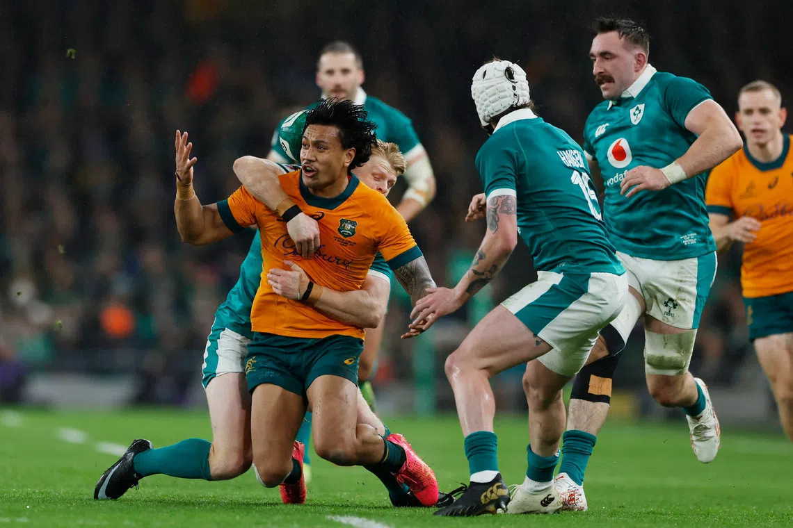Rugby Union - Autumn Internationals - Ireland v Australia - Aviva Stadium, Dublin, Ireland - November 15, 2025 Australia's Len Ikitau reacts as he is tackled by Ireland's Tommy O'Brien REUTERS/Clodagh Kilcoyne