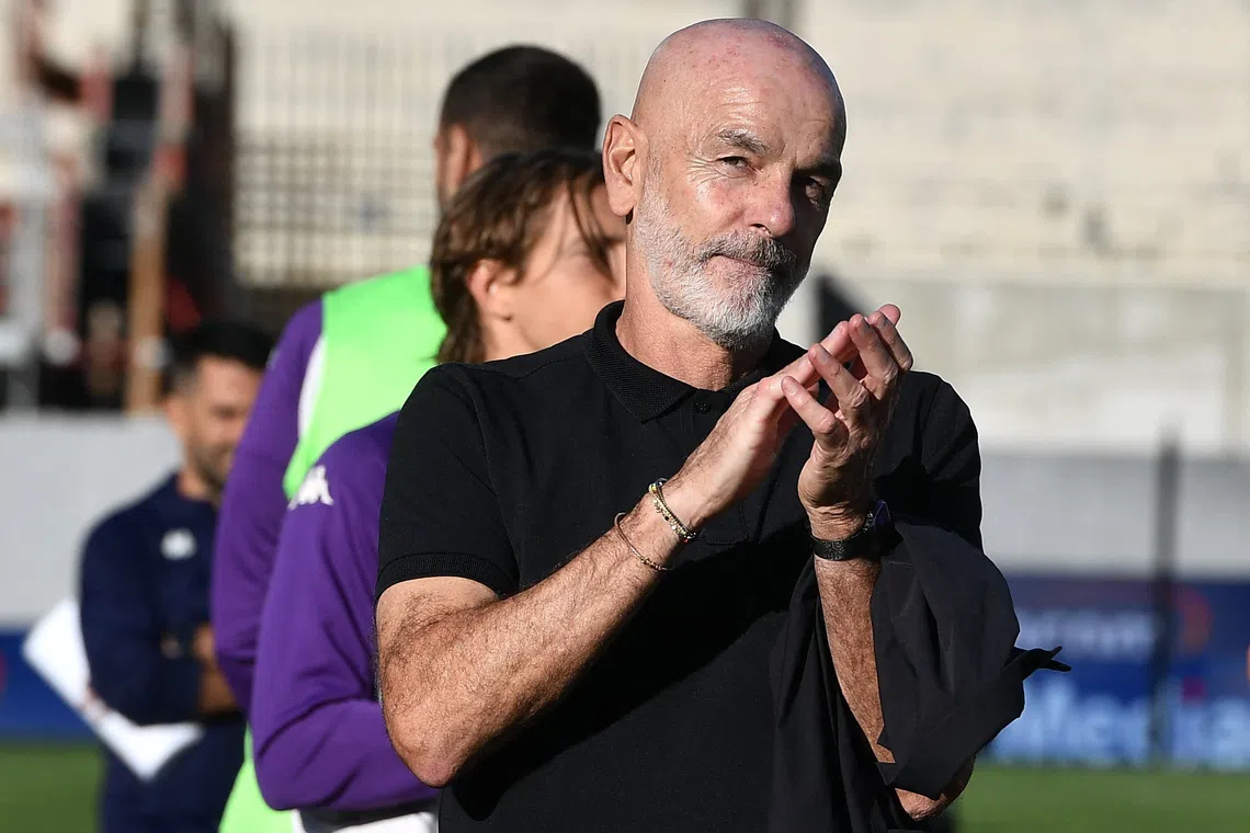 Soccer Football - Serie A - Fiorentina v AS Roma - Stadio Artemio Franchi, Florence, Italy - October 5, 2025 Fiorentina coach Stefano Pioli applauds fans after the match REUTERS/Jennifer Lorenzini
