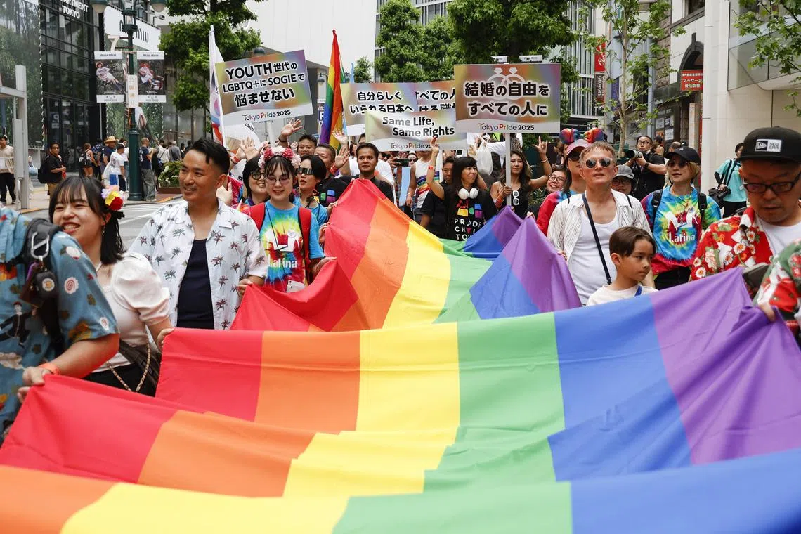epa12163281 Supporters of the LGBTQ+ community march through the streets of Tokyo during the Tokyo Pride Parade 2025, which began at Yoyogi Park in Tokyo, Japan, 08 June 2025. Part of a global movement advocating for LGBTQ+ rights and visibility for over five decades, the annual event has seen growing participation in Japan since its first parade in 1994.  EPA-EFE/RODRIGO REYES MARIN
