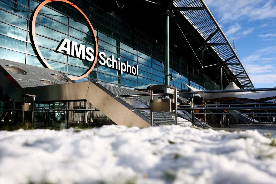 Snow outside the Amsterdam Airport Schiphol, as snowfall causes disruptions to air, rail and road traffic in the Netherlands, in Schiphol, Netherlands January 6, 2026. REUTERS/Piroschka van de Wouw
