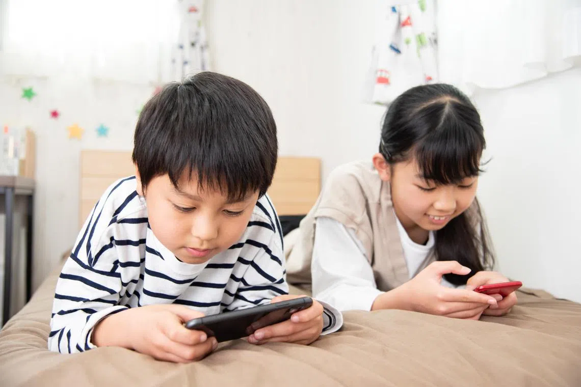 jnscreen26 - Asian kid obsessed with smartphone