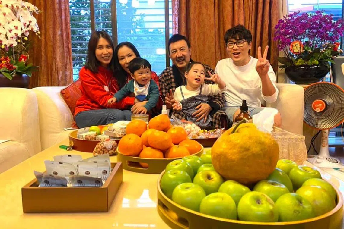 Taiwanese singer Yu Tian and his wife Li Ya-ping (both middle) with their late daughter Yu Yuan-chi (left) and son-in-law Gary Chen (right), together with their grandchildren, in a photo on social media in February 2021.