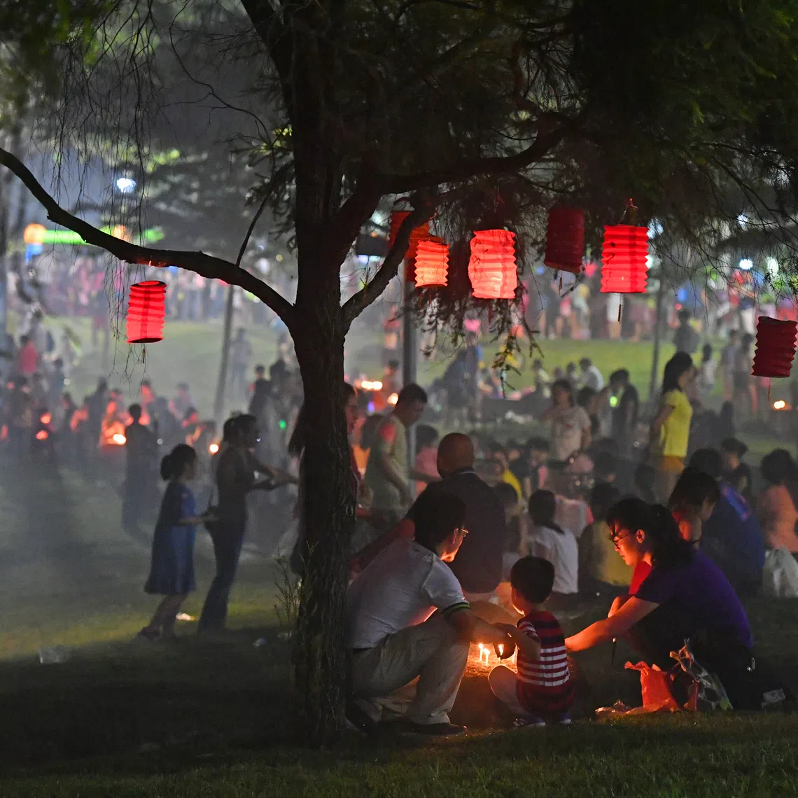 Instead of distributing 10 boxes of fancy mooncakes to colleagues or clients, why not gather people for a moon-viewing evening or lantern-making workshop, suggests the writer. 