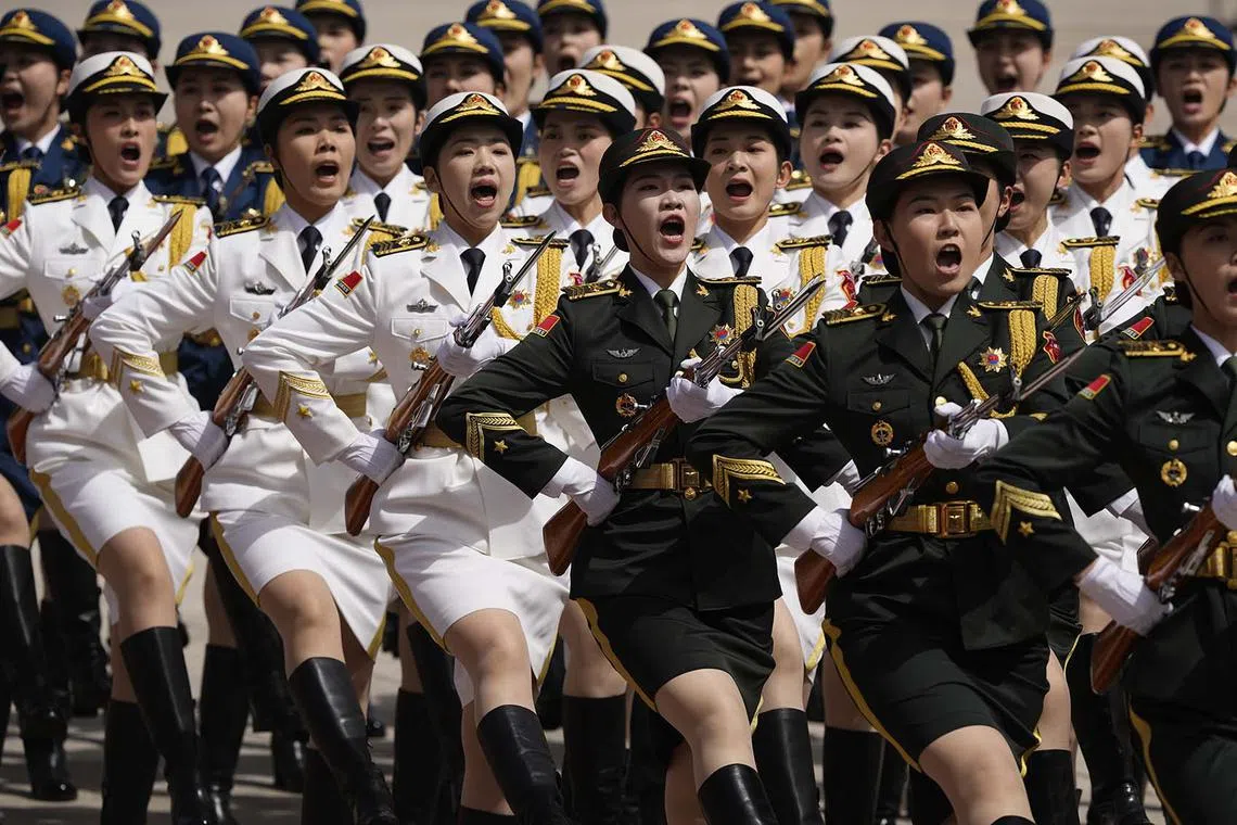 epa12048127 Chinese honor guards march after the arrival ceremony attended by Chinese President Xi Jinping and Azerbaijan President Ilham Aliyev at The Great Hall of The People in Beijing, China, 23 April 2025. EPA-EFE/IORI SAGISAWA / POOL