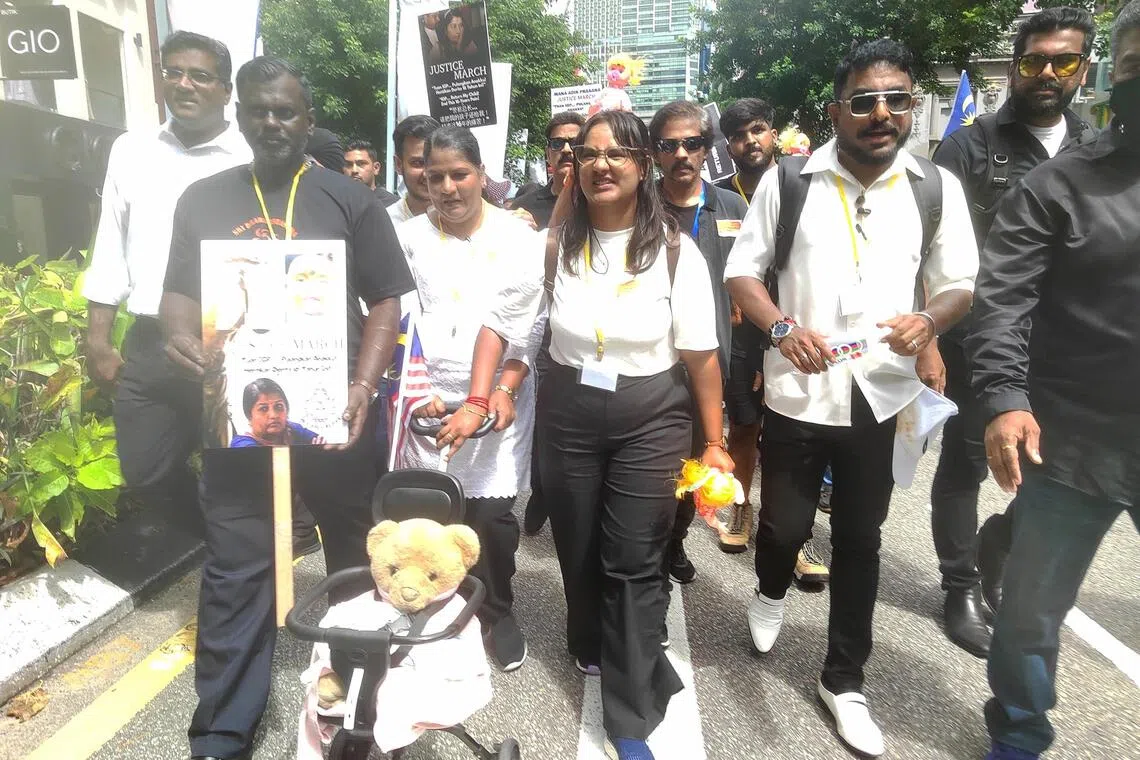 mmteddy - Indira Gandhi, accompanied by her two children and supporters walk to Federal police headquarters to hand over a teddy as a symbolic plea to the Inspector General of Police Mohd Khalid Ismail to locate her youngest daughter Prasana, Nov 22, 2025. 


ST PHOTO: MUZLIZA MUSTAFA