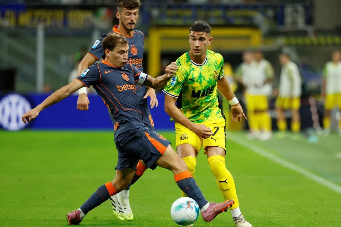 FILE PHOTO: Soccer Football - Serie A - Inter Milan v Sassuolo - San Siro, Milan, Italy - September 21, 2025 Inter Milan's Nicolo Barella in action with Sassuolo's Cristian Volpato REUTERS/Alessandro Garofalo/File Photo