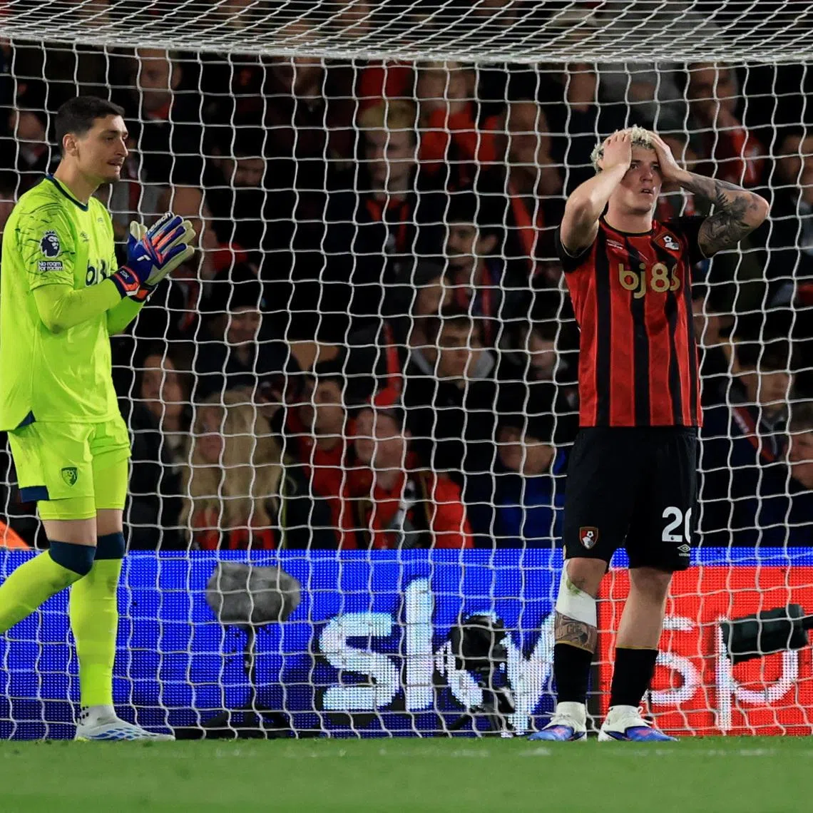 Soccer Football - Premier League - AFC Bournemouth v Leeds United - Vitality Stadium, Bournemouth, Britain - April 22, 2026 AFC Bournemouth's Alex Jimenez and Djordje Petrovic look dejected after Leeds United's Sean Longstaff scores their second goal Action Images via Reuters/Paul Childs EDITORIAL USE ONLY. NO USE WITH UNAUTHORIZED AUDIO, VIDEO, DATA, FIXTURE LISTS, CLUB/LEAGUE LOGOS OR 'LIVE' SERVICES. ONLINE IN-MATCH USE LIMITED TO 120 IMAGES, NO VIDEO EMULATION. NO USE IN BETTING, GAMES OR SINGLE CLUB/LEAGUE/PLAYER PUBLICATIONS. PLEASE CONTACT YOUR ACCOUNT REPRESENTATIVE FOR FURTHER DETAILS..