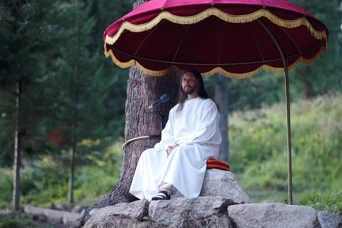 FILE PHOTO: Vissarion, who has proclaimed himself a new Christ, conducts a service during the \"Holiday of Good Fruit\" feast in a village southeast of Russia's Siberian city of Krasnoyarsk, August 18, 2010. Picture taken August 18, 2010.  REUTERS/Ilya Naymushin/File Photo