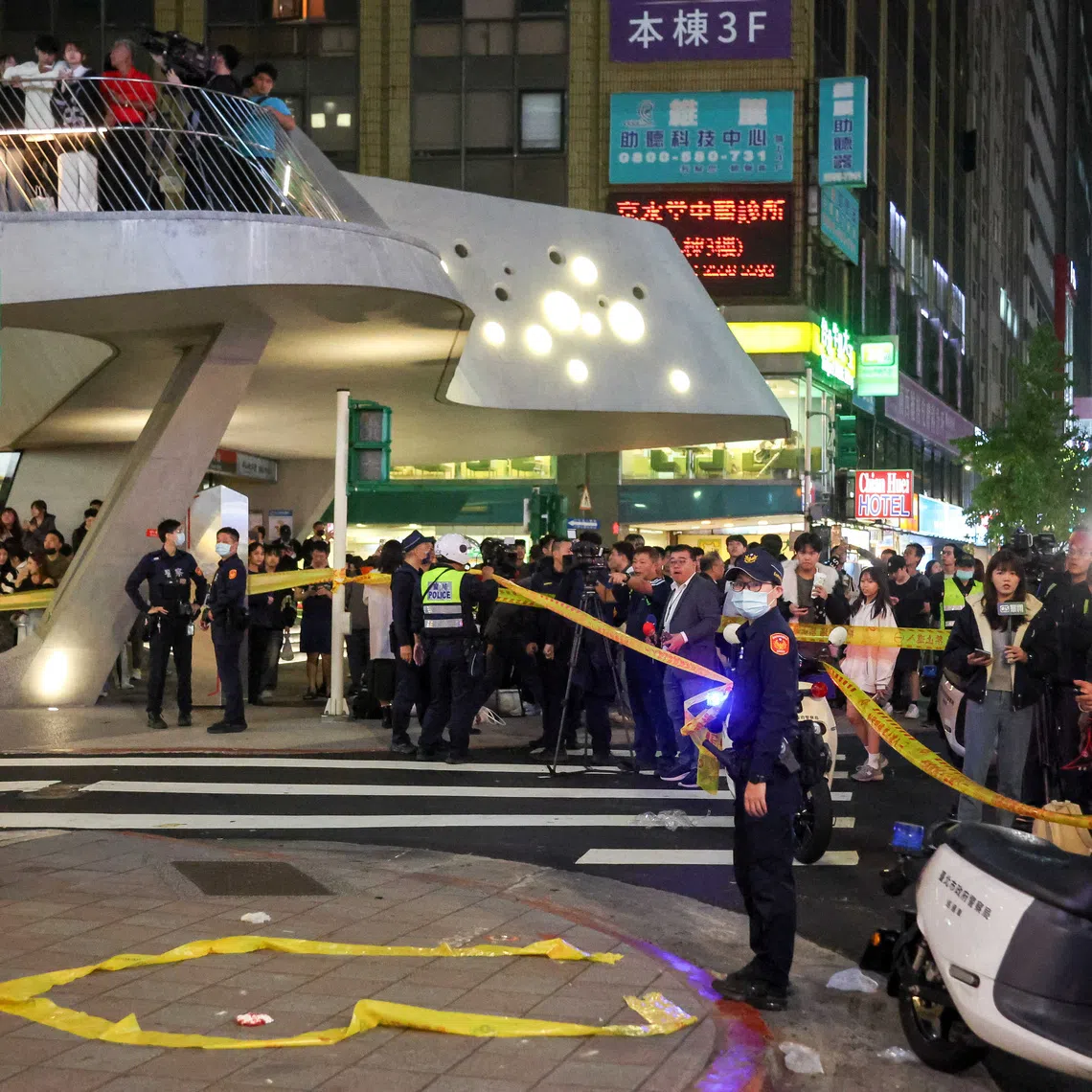 Police stand guard outside Eslite Spectrum Nanxi store near Zhongshan station on Dec 19.