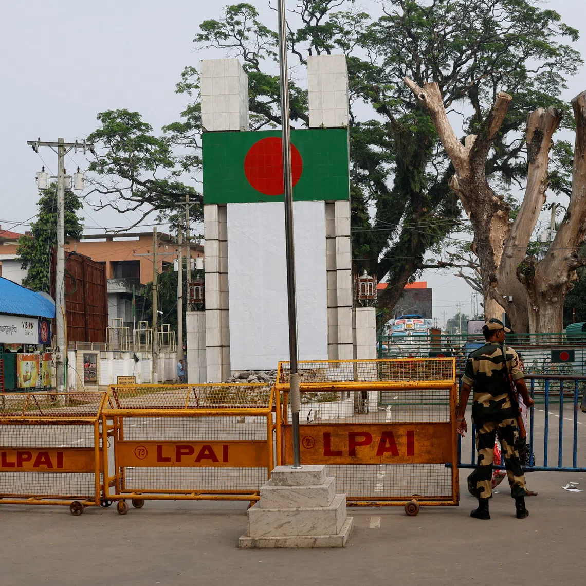 FILE PHOTO: A Border Security Force (BSF) official stands in front of the gates of the India-Bangladesh international border in Petrapole, India, October 16, 2024. REUTERS/Sahiba Chawdhary/File Photo