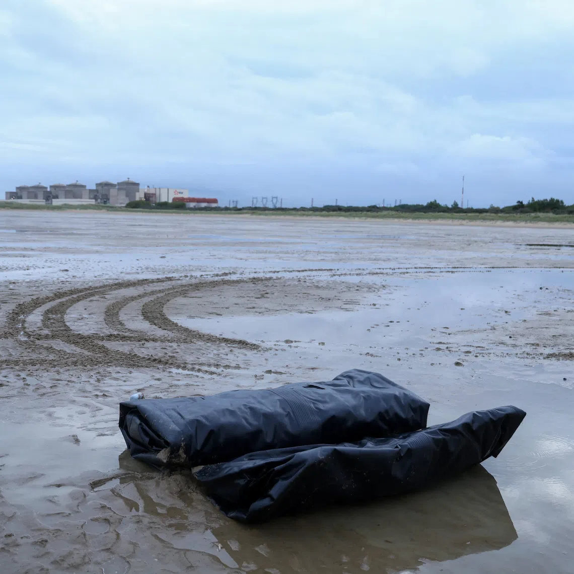 A dinghy left behind by migrants lies on the beach after police disperesed migrants attempting to leave the northern coast of France to cross the English Channel and reach Britain, at Petit-Fort-Philippe beach in Gravelines near Calais, France, September 28, 2026. REUTERS/Hannah McKay