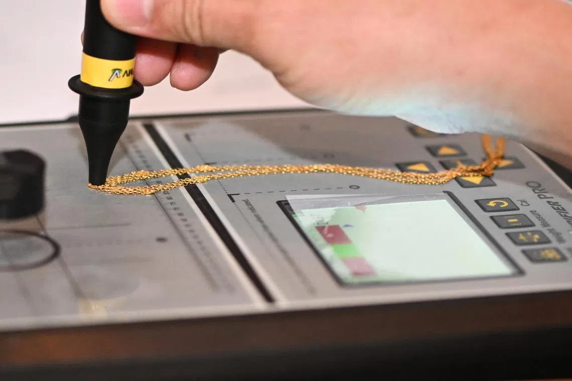 ST20220907-202203019175-Lim Yaohui-Tan Ooi Boon-obtest/
Testing of gold jewellery at Singapore Precious Metal Exchange (SGPMX) at Le Freeport on Sept 07, 2022.
Feature on how gold is 'tested' before it is bought. Most retailers charge up to 20 per cent commission to buy back gold whereas SGPMX only takes a 0.5 commission. Also in a jewellery-like chain, the consumer may not realise that not every part is gold - the hook and the connecting wires etc may not be gold - in short sometimes consumers may get cheated.
(ST PHOTO: LIM YAOHUI)