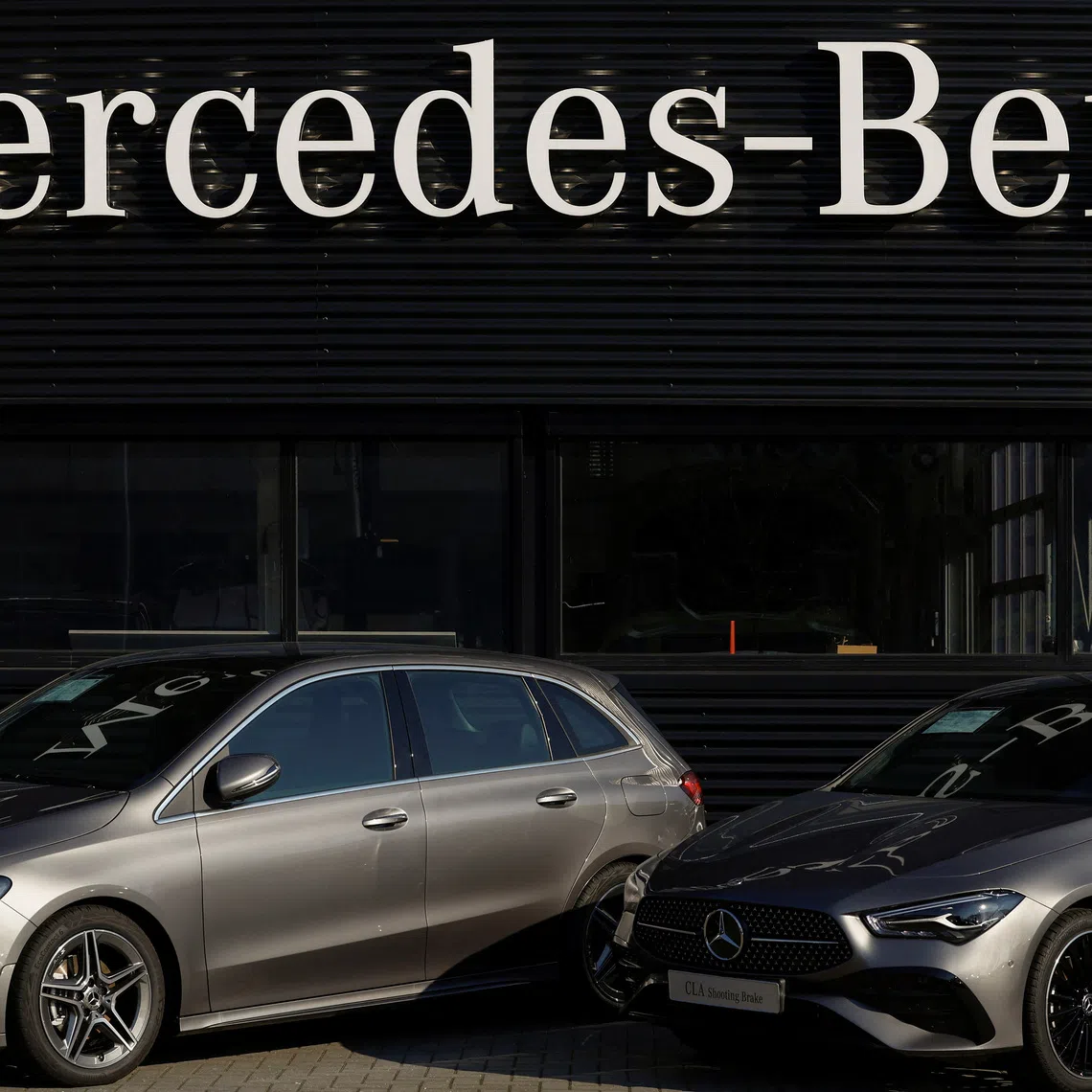 A Mercedes-Benz sign is seen outside a Mercedes-Benz car dealer in Arnhem, Netherlands February 18, 2025. REUTERS/Piroschka van de Wouw