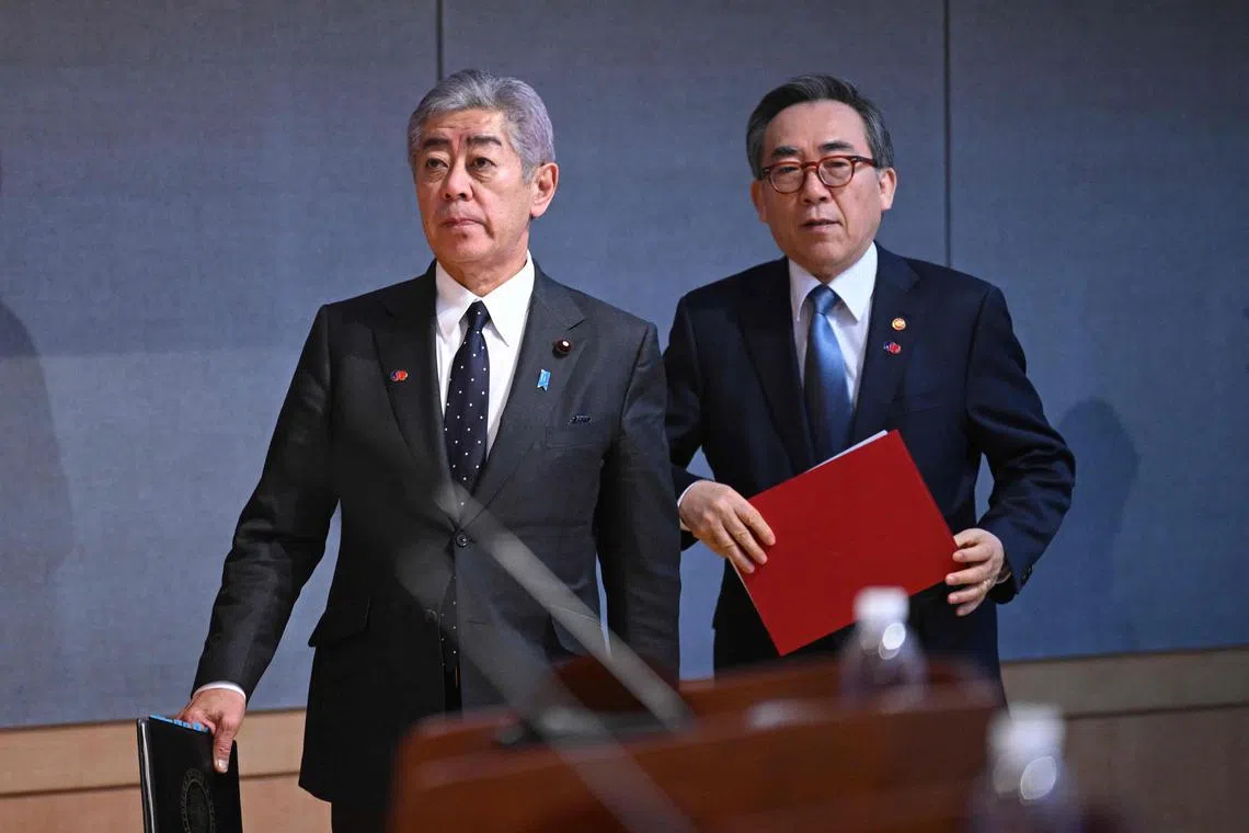 Japanese Foreign Minister Takeshi Iwaya (left) and South Korean Foreign Minister Cho Tae-yul at a press conference in Seoul in January.