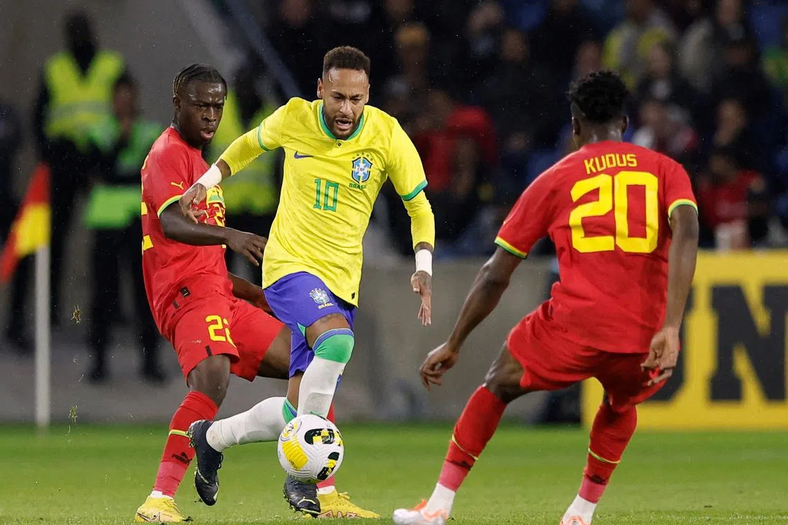 Brazil's Neymar in action with Ghana's Mohammed Kudus and Kamal Deen Sulemana in a friendly match in September 2022.