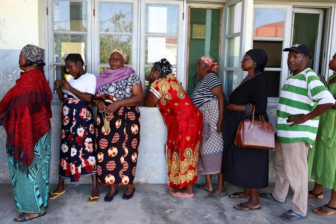 FILE PHOTO: Locals queue before casting their votes during the general elections in Inhambane, in southern Mozambique, October 9, 2024. REUTERS/Siphiwe Sibeko/File Photo