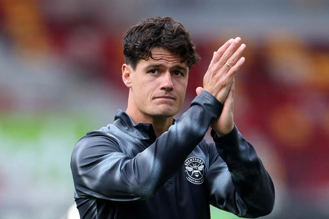 FILE PHOTO: Soccer Football - Premier League - Brentford v Fulham - GTech Community Stadium, London, Britain - May 18, 2025 Brentford's Christian Norgaard during a lap of appreciation after the match REUTERS/Toby Melville/File Photo