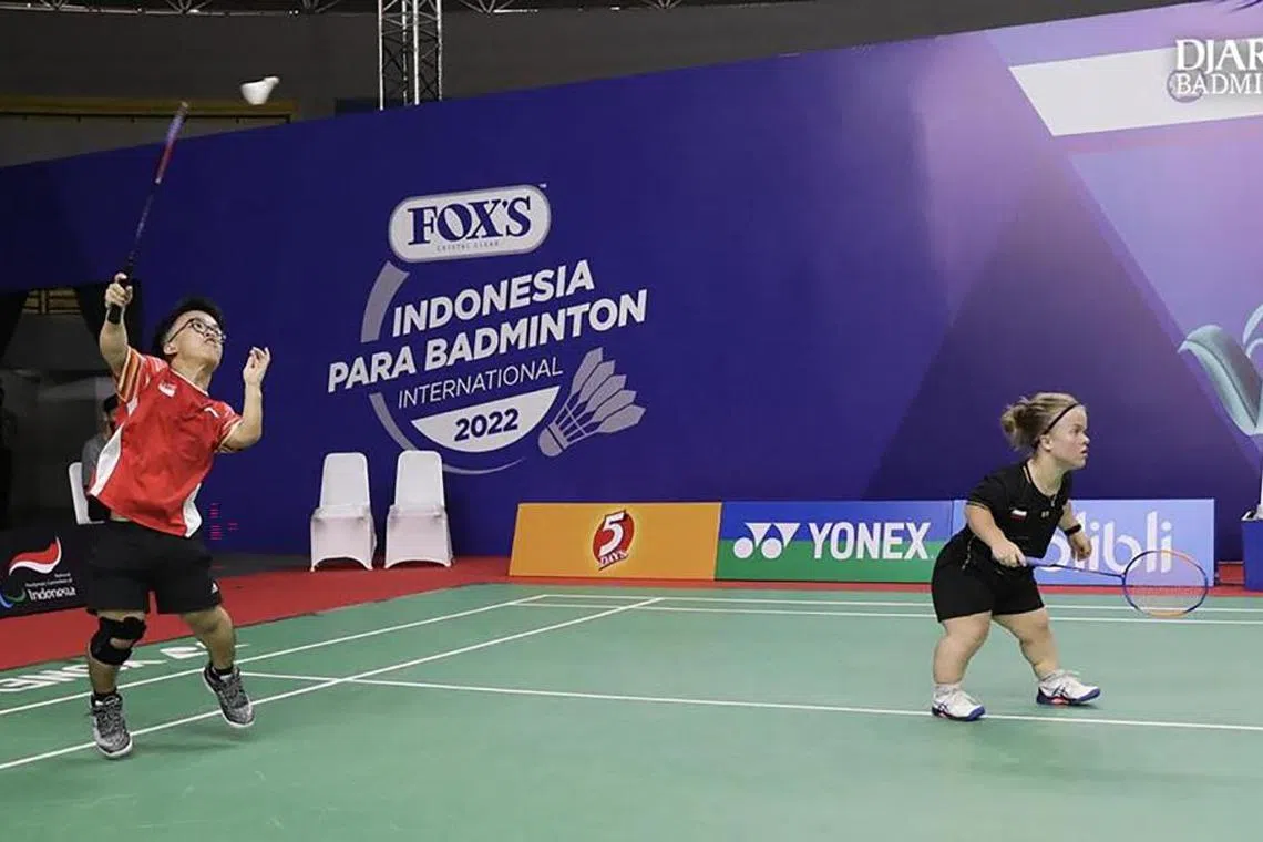 Xavier Lim and Poland's Daria Bujnicka at the Indonesia Para Badminton International in 2022. 