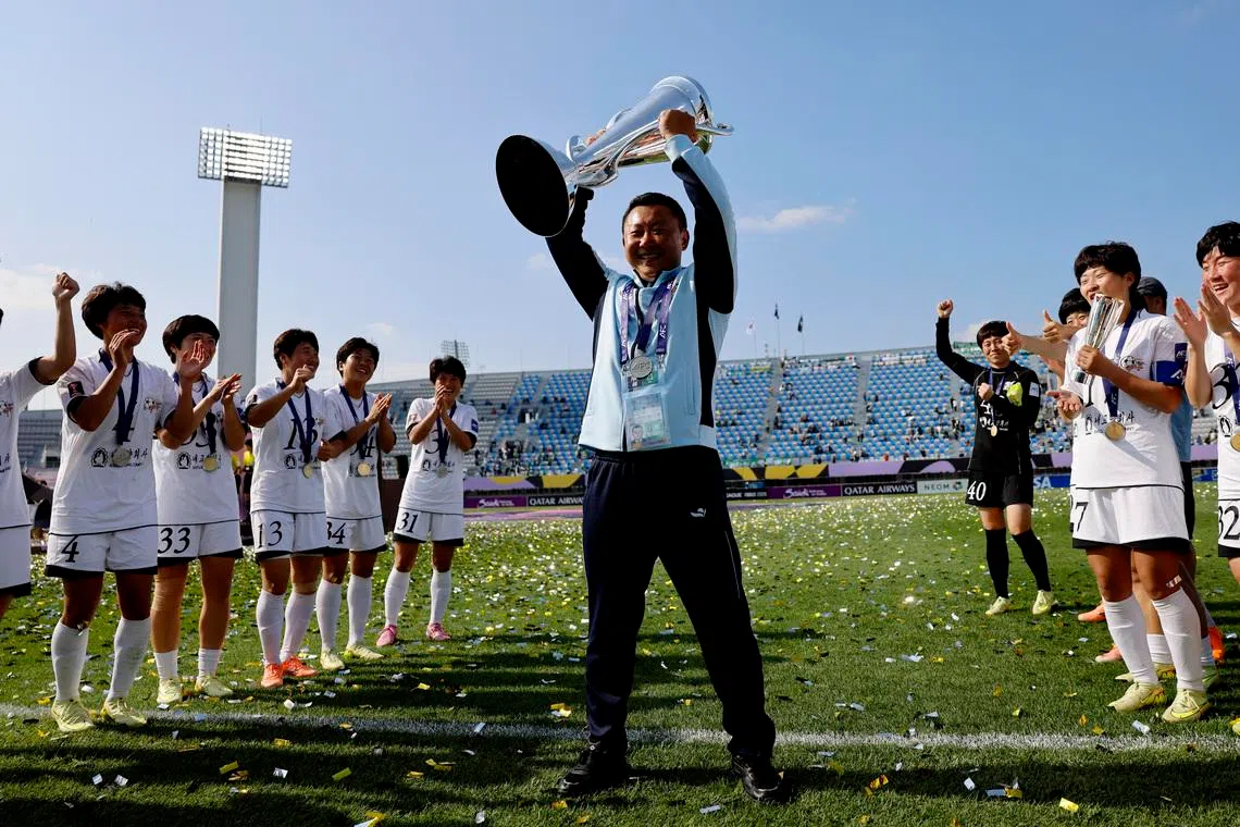 Soccer Football - Asian Women's Champions League - Final - Tokyo Verdy 1969 v Naegohyang FC - Suwon Sports Complex, Suwon, South Korea - May 23, 2026 Naegohyang FC coach Ri Yu-il celebrates with the trophy after winning the Asian Women's Champions League final REUTERS/Kim Soo-Hyeon