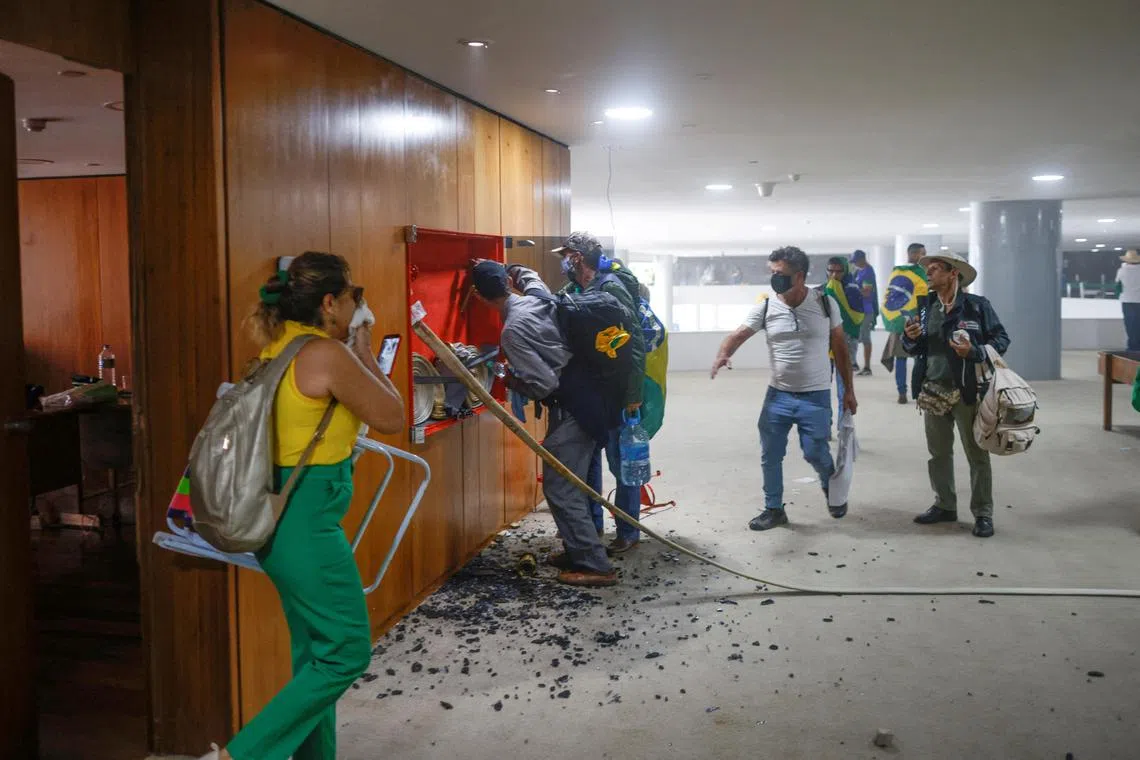 Supporters of Brazil's former President Jair Bolsonaro vandalising the interior of the presidential palace on Sunday.
