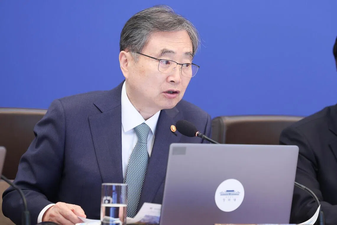 South Korean Foreign Minister Cho Hyun stressed the need for swift resumption of free navigation for all vessels in the Strait of Hormuz.
