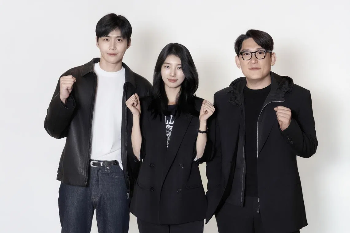 Delusion stars South Korean actors Bae Suzy (middle) and Kim Seon-ho (left).