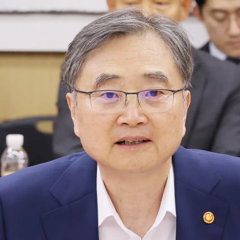 Foreign Minister Cho Hyun (left) called North Korean engagement proposals unveiled by Unification Minister Chung Dong-young “idealistic”.