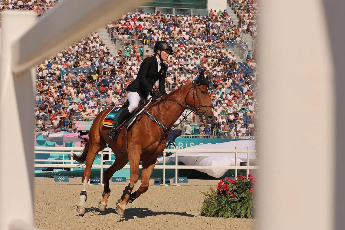 Paris 2024 Olympics - Modern Pentathlon - Women's Final Riding Show Jumping - Chateau de Versailles, Versailles, France - August 11, 2024. Annika Zillekens of Germany riding Chinka's Domerguie in action. REUTERS/Zohra Bensemra