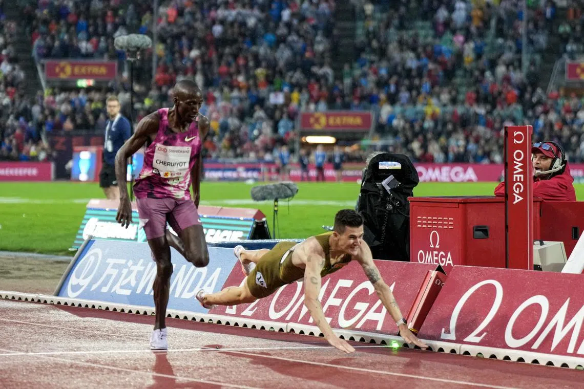 Jakob Ingebrigtsen hurled himself over the line to snatch victory in the men’s 1500m.
